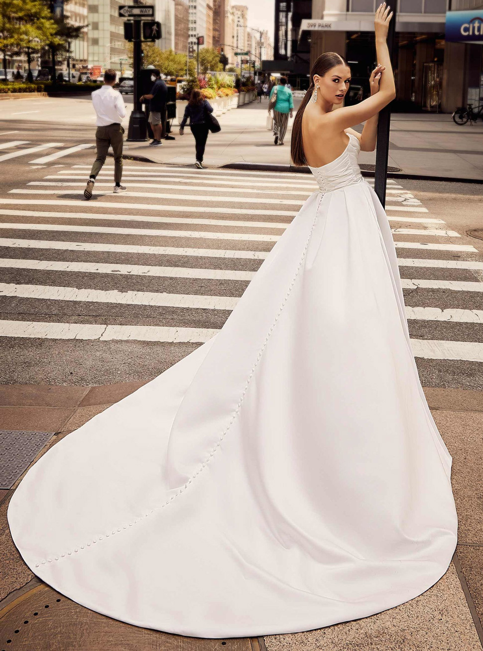 豪华大拖尾街拍婚纱批发新款欧式婚纱摄影婚纱照HS9926