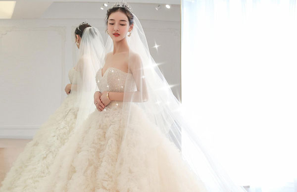 定制婚纱的价格一般包含哪些方面？